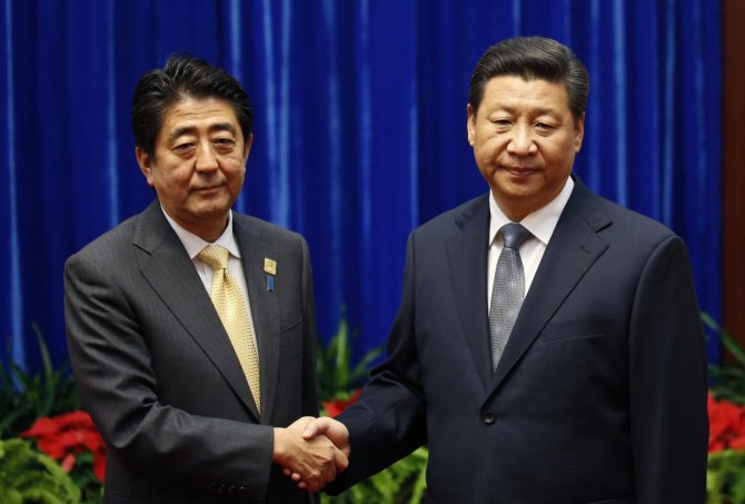 AFP/„Scanpix“ nuotr./Kinijos prezidentas Xi Jinpingas ir Japonijos premjeras Shinzo Abe