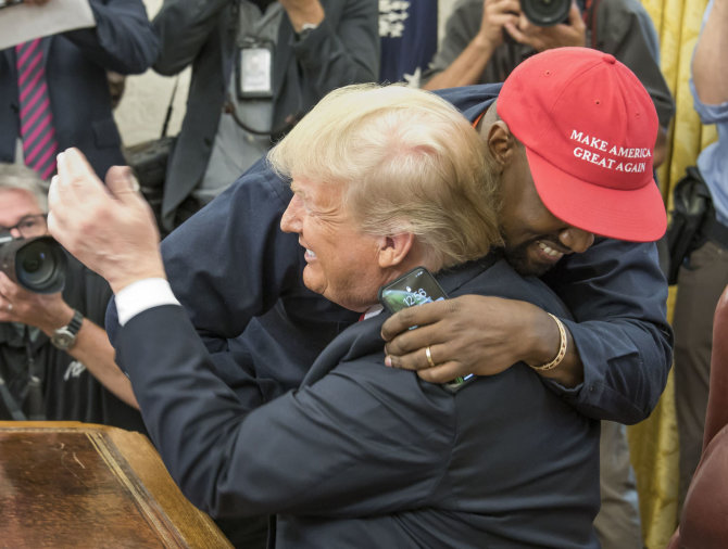 „Scanpix“/„SIPA“ nuotr./Kanye Westas ir Donaldas Trumpas