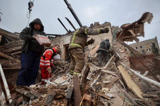 „Reuters“/„Scanpix“/Gelbėjimo darbai nuo rusų atakų nukentėjusiame Kupjanske