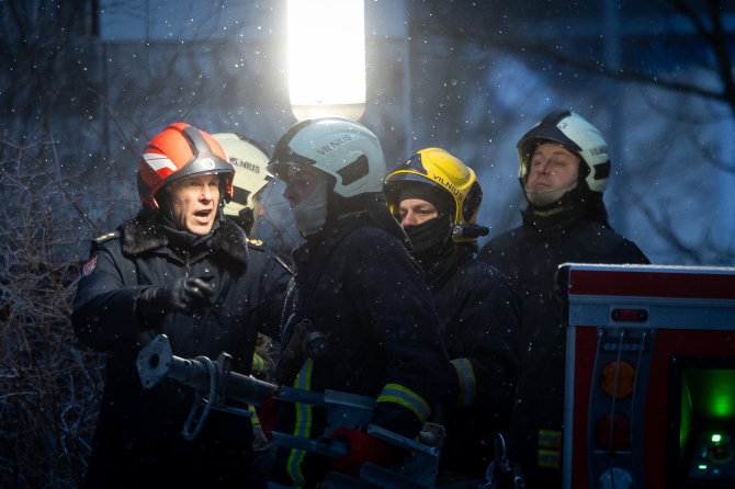 Lukas Balandis / BNS nuotr./Gaisras Viršuliškių daugiabutyje. Ugniagesiai bando ištraukti žuvusiųjų kūnus. Vilnius, 2024 m. sausio 3 d. 