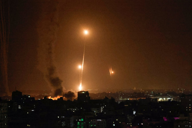 „Reuters“/„Scanpix“ nuotr./Iš Gazos ruožo į Izraelį paleistos raketos