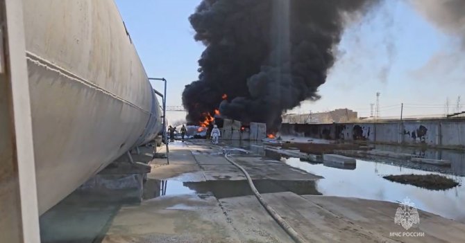 Stopkadras/Rusijos Omsko miesto naftos gamykloje įsiplieskė milžiniškas gaisras