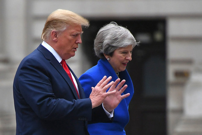 AFP/„Scanpix“ nuotr./Donaldas Trumpas ir Theresa May