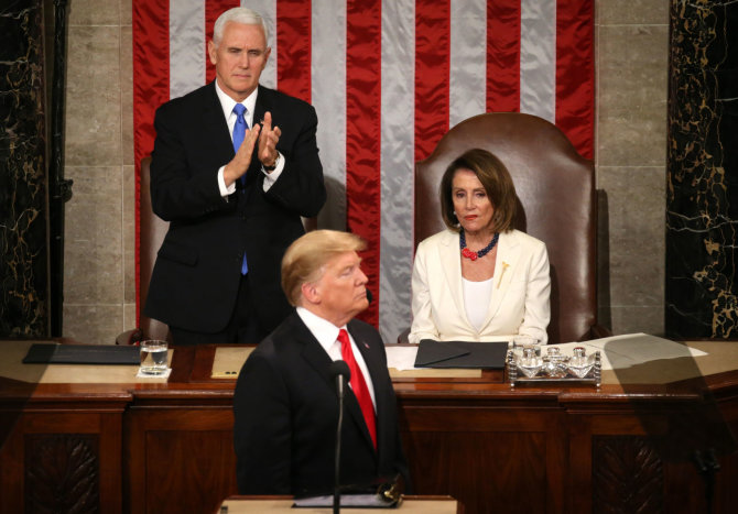 „Reuters“/„Scanpix“ nuotr./Mike'as Pence'as, Donaldas Trumpas ir Nancy Pelosi