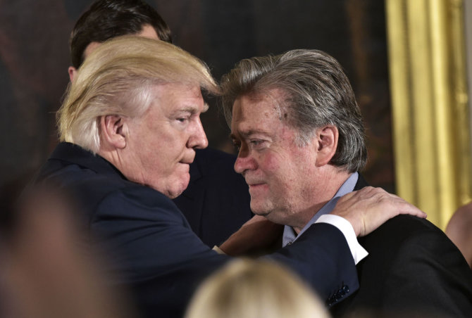 AFP/„Scanpix“ nuotr./S.Bannonas ir D.Trumpas