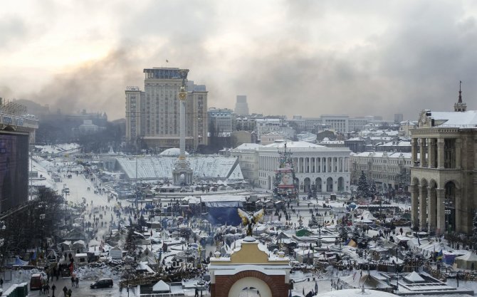 Kijeve tvyro degančių padangų dūmai 1