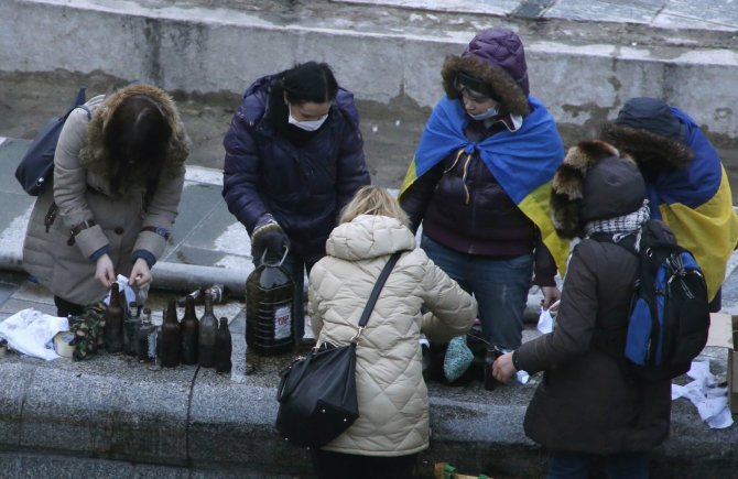 „Reuters“/„Scanpix“ nuotr./Kijeve moterys ruošia Molotovo kokteilius