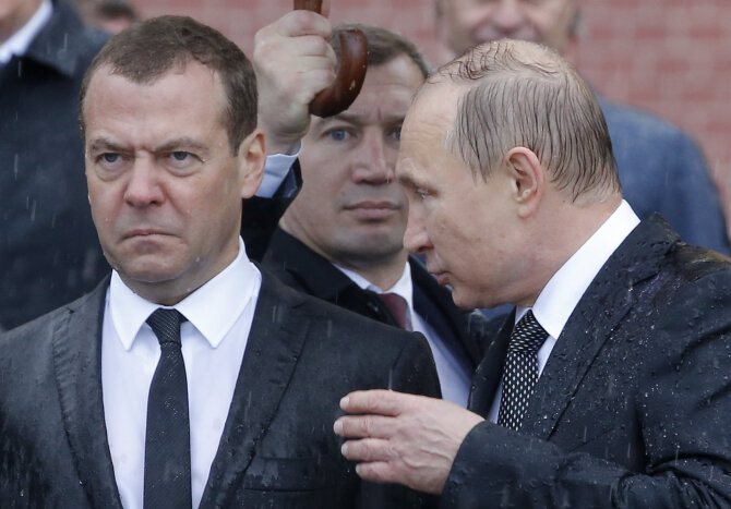 „Reuters“/„Scanpix“ nuotr./Dmitrijus Medvedevas ir Vladimiras Putinas