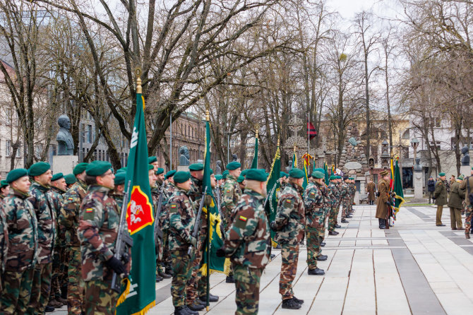 Eriko Ovčarenko / BNS nuotr./Šaulių vėliavos perdavimo ceremonija