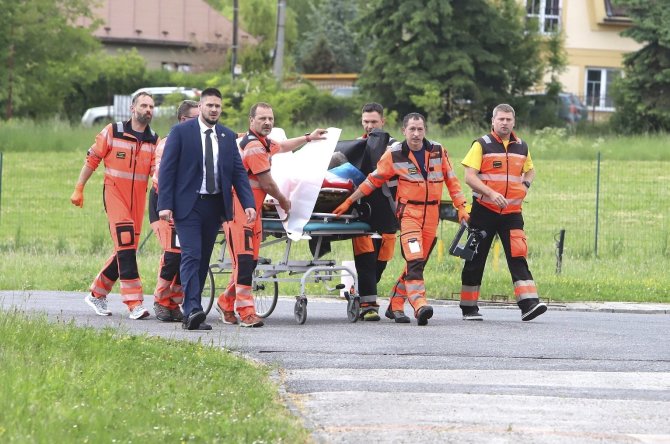 „Scanpix“/AP nuotr./Per pasikėsinimą sužeistas Slovakijos premjeras Robertas Fico gabenamas į ligoninę