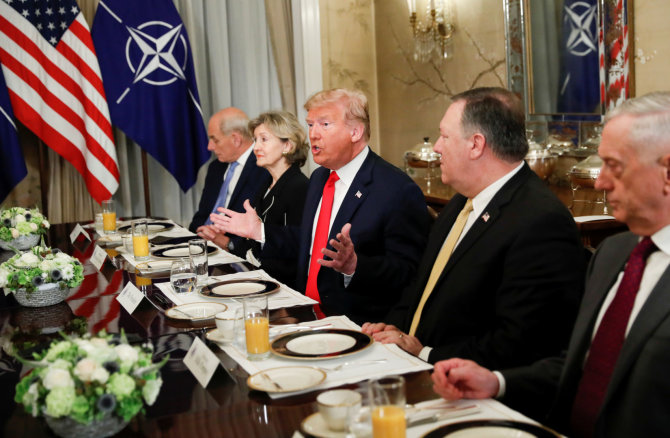 „Reuters“/„Scanpix“ nuotr./D.Trumpo ir J.Stoltenbergo susitikimas