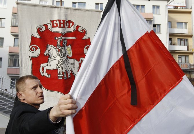 „Reuters“/„Scanpix“ nuotr./Baltarusijos opozicijos vėliava