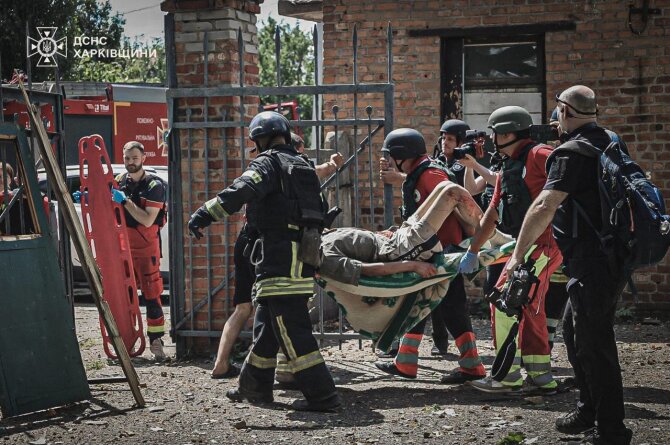 Valstybinė nepaprastųjų situacijų tarnyba/ „Telegram“/Rusai apšaudė gydymo įstaigą Charkive
