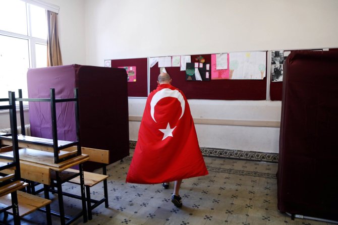 AFP/„Scanpix“ nuotr./Vyriškis, apsigobęs Turkijos vėliava