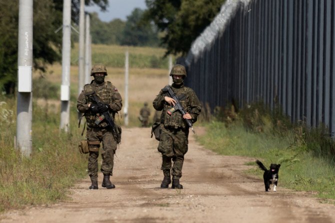 Lenkijos kariai patruliuoja Lenkijos-Baltarusijos sieną. / Kuba Stezycki / REUTERS