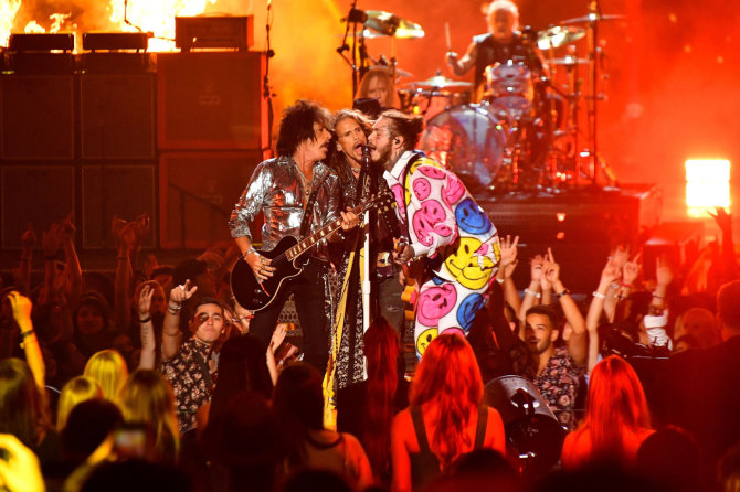 AFP/„Scanpix“ nuotr./„Aerosmith“ ir Post Malone pasirodymas per MTV apdovanojimus