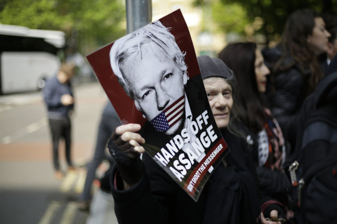 „Scanpix“/AP nuotr./J.Assange'as atvyko į teismą