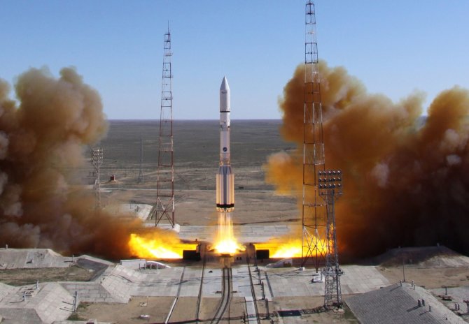 Scanpix nuotr./Rusijos raketa „Proton“ nesėkmingai mėgino pakelti palydovą - iškart po pakėlimo raketa nukrito žemyn