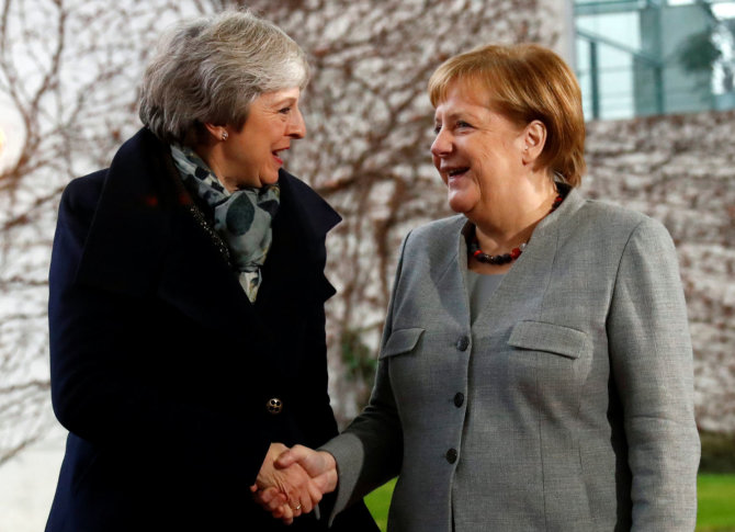 „Reuters“/„Scanpix“ nuotr./Theresa May ir Angela Merkel