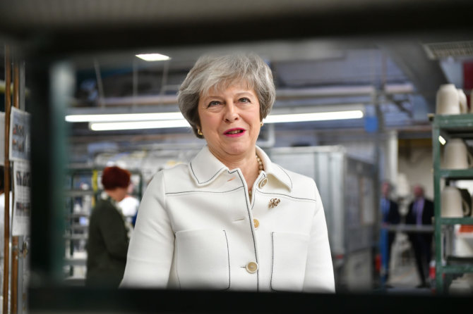 „Scanpix“/„PA Wire“/„Press Association Images“ nuotr./Theresa May Stoko prie Trento mieste