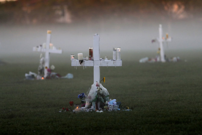 „Scanpix“/AP nuotr./Floridos šaudynių aukų kapai