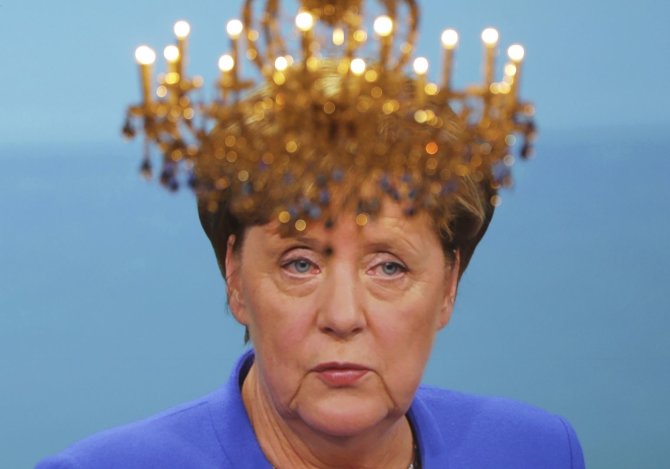 „Scanpix“/AP nuotr./Šviestuvas virš ekrano, kuriame – Angela Merkel debatuose