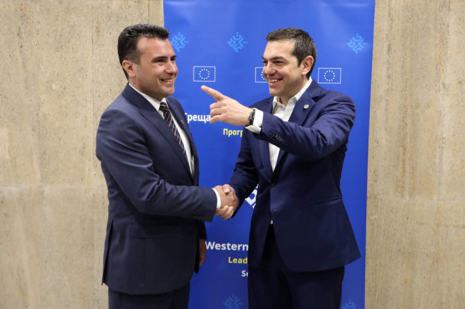 AFP/„Scanpix“ nuotr./Makedonijos premjeras Zoranas Zajevas ir Aleksis Cipras