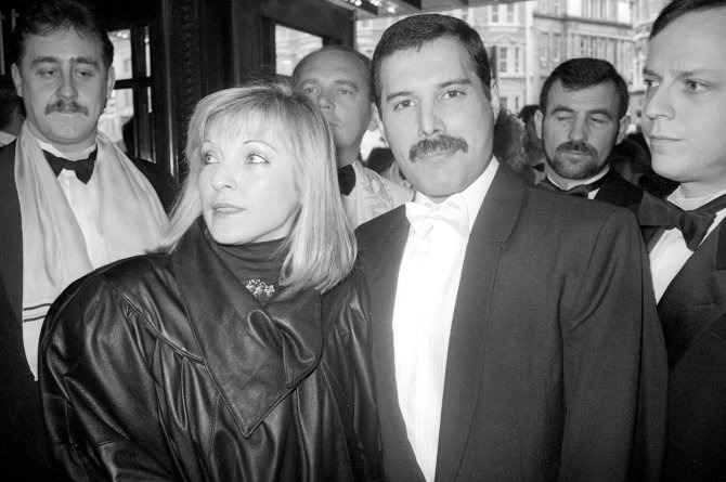 Vida Press nuotr./Freddie Mercury ir Mary Austin (1986 m.)