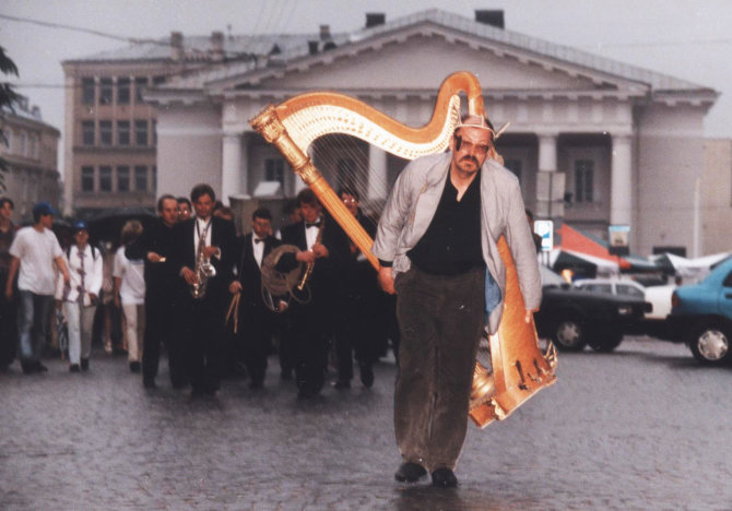 J.Staselio nuotr./Algirdas Martinaitis 1998 m. akcijoje po „Pietos“ atlikimo