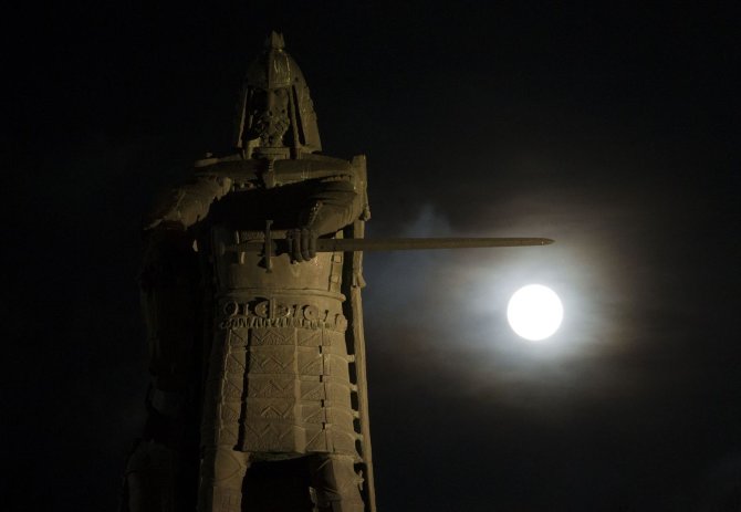 Irmanto Gelūno/15min.lt nuotr./Įspūdinga mėnulio pilnatis šviečia Vilniui.