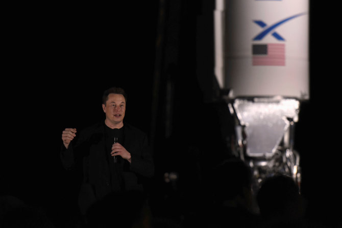 „Reuters“/„Scanpix“ nuotr./„SpaceX“ pristatė skrydžiams į Marsą skirtą erdvėlaivį „Starship“