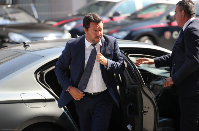 „Reuters“/„Scanpix“ nuotr./Vidaus reikalų ministras Matteo Salvini atvyksta į laidotuvių ceremoniją.