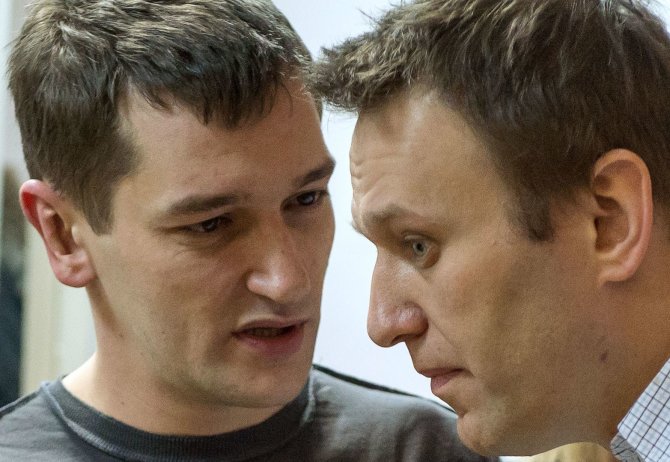 AFP/„Scanpix“ nuotr./Rusų opozicionierius Aleksejus Navalnas ir jo brolis Olegas