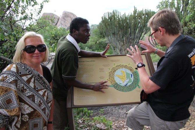 „Grūdos“ nuotr./Straipsnio autorė Birutė Kalkienė ir „GRŪDOS“ kelionių vadovas Rytas Šalna su vietiniu gidu Serengečio nacionaliniame parke, Tanzanija, Afrika
