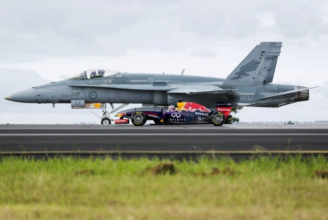 „Reuters“/„Scanpix“ nuotr./„Red Bull“ formulė šalia Australijos oro pajėgų „F/A-18 Hornet“ naikintuvo