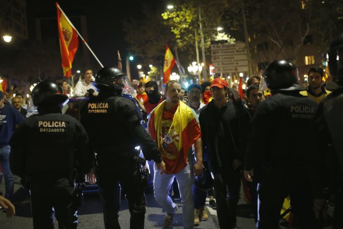 „Scanpix“/AP nuotr./Demonstracijos už ir prieš Katalonijos nepriklausomybę tęsėsi ir naktį.