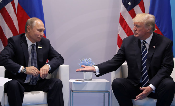 „Reuters“/„Scanpix“ nuotr./V.Putinas ir D.Trumpas prieš derybas Hamburge