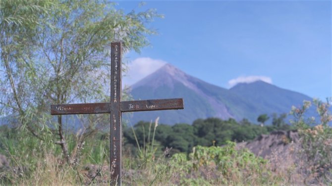 Asmeninio archyvo nuotr. /Kryžius Fuego ugnikalnio aukoms (Gvatemala)