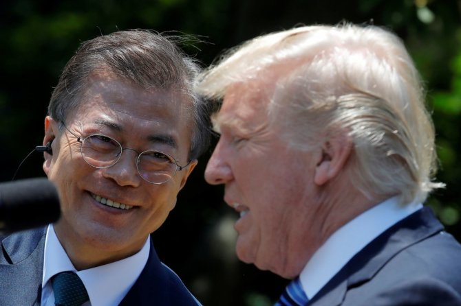 „Reuters“/„Scanpix“ nuotr./Moon Jae-inas (kairėje) ir Donaldas Trumpas