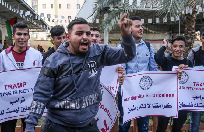 AFP/„Scanpix“ nuotr./Palestiniečiai „įniršio dieną“ protestuoja prieš JAV sprendimą žydų nausėdijų klausimu