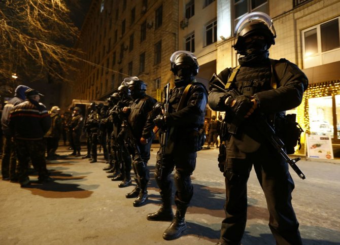 „Reuters“/„Scanpix“ nuotr./Policininkai Kijeve