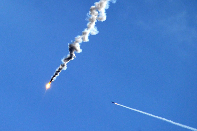 AFP/„Scanpix“ nuotr./Raketa skrenda taikinio link per pratybas