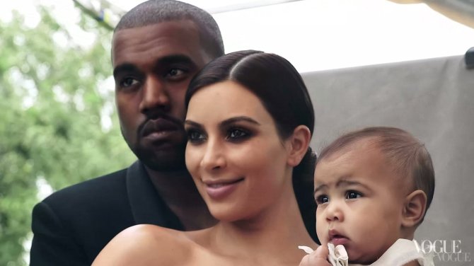 Stop kadras/Kim Kardashian ir Kanye Westas su dukra North „Vogue“ fotosesijoje