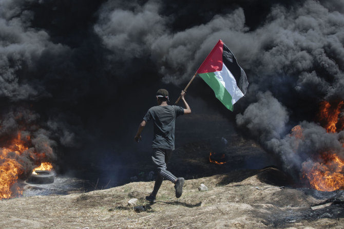 „Scanpix“/„SIPA“ nuotr./Protestuotojai prie Gazos Ruožo sienos su Izraeliu