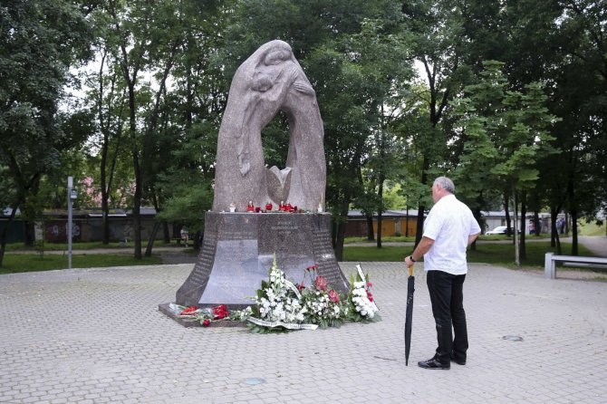 Irmanto Gelūno / 15min nuotr./Žvakės ir vainikai prie paminklo Afganistano kariams