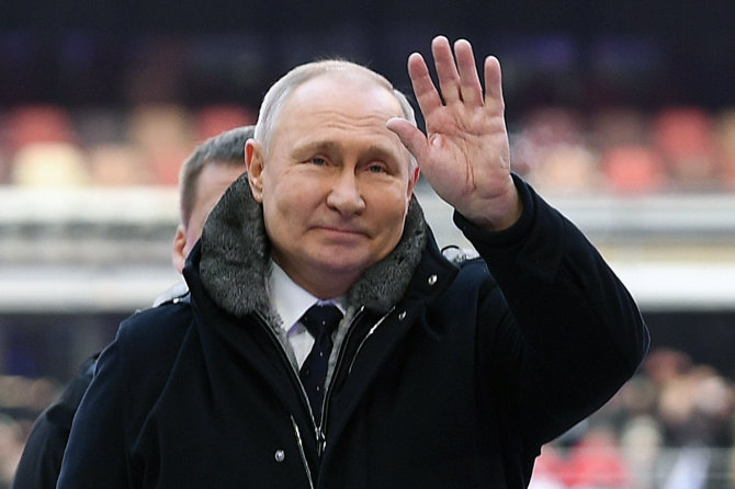 „Scanpix“ nuotr./Vladimiras Putinas sakė kalbą per koncertą, kuriuos rusai minėjo Krymo okupacijos metines.