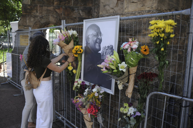 „Scanpix“/AP nuotr./Žmonės Keiptaune išreiškia pagarbą mirusiam arkivyskupui Desmondui Tutu.