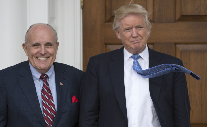 AFP/„Scanpix“ nuotr./Rudy Giuliani ir Donaldas Trumpas