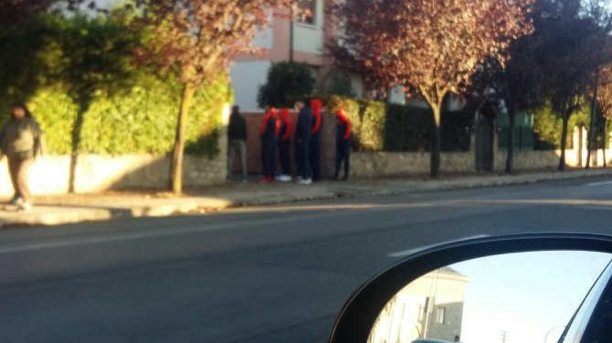 „Twitter“ nuotr./„Baskonia“ žaidėjai prie trenerio namų