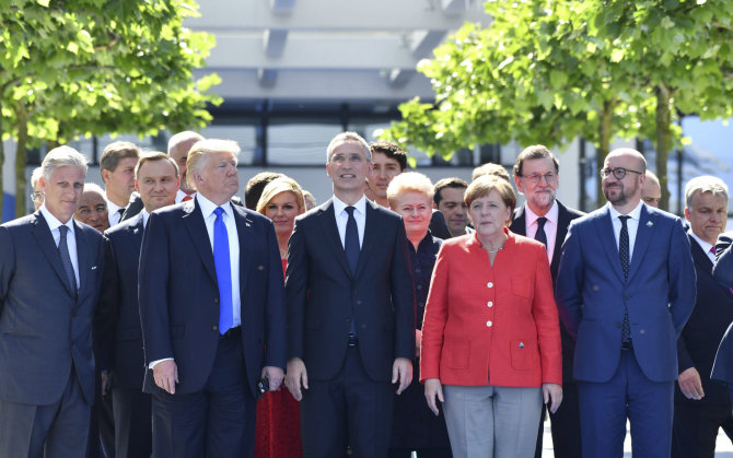 „Scanpix“/AP nuotr./D.Trumpas Briuselyje tarp kitų NATO šalių lyderių